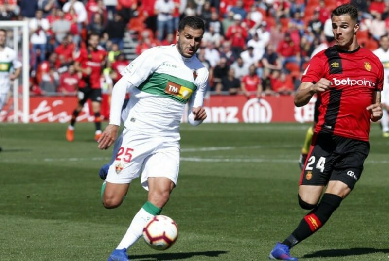 El jugador del Elche Yacine Qasmi en un partido ante el Mallorca / LFP